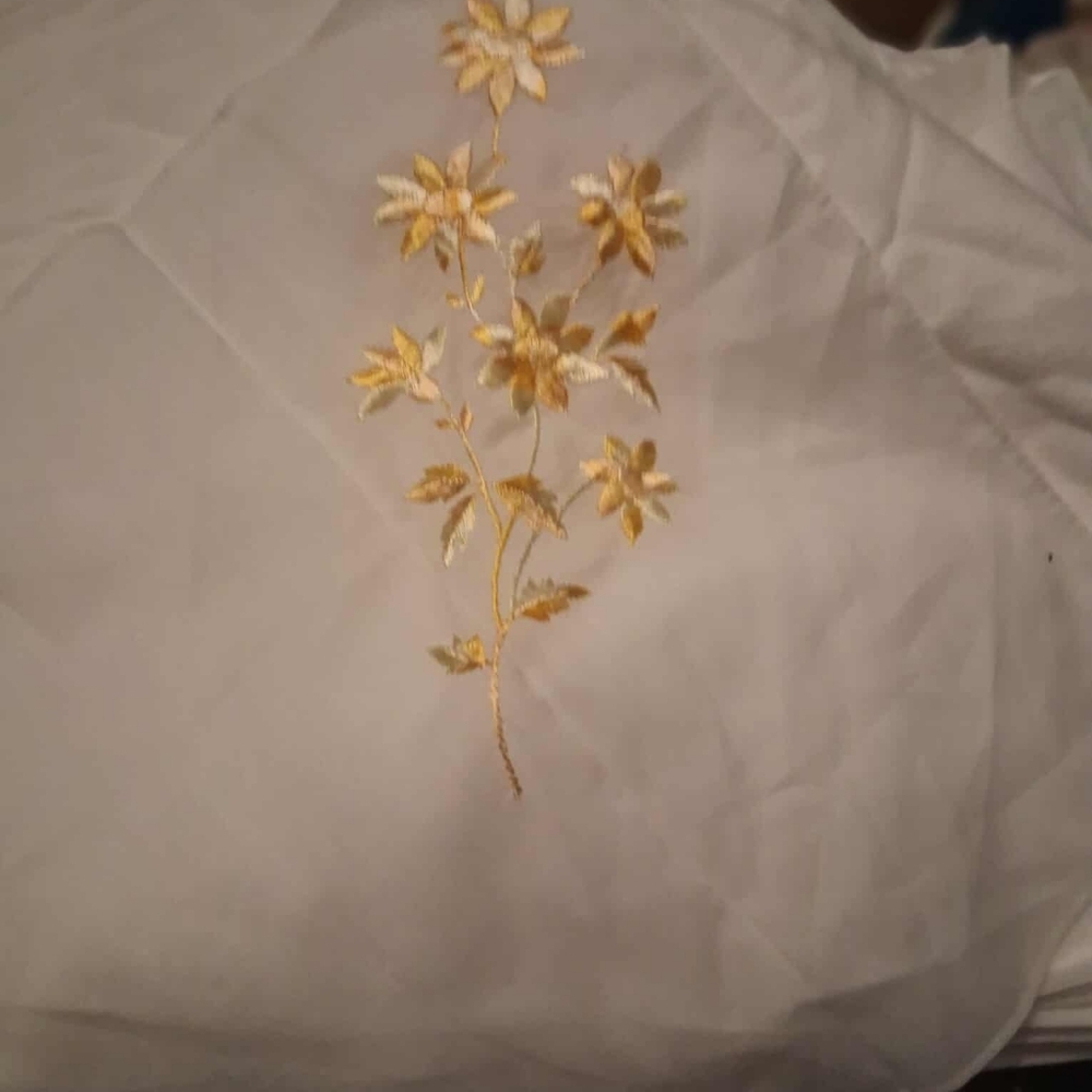 Elegant Floral Embroidered Scarf - White and Gold